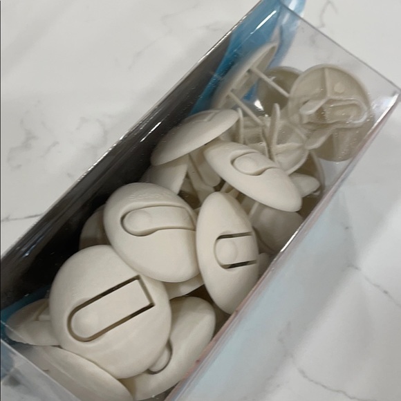 NWT Safety 1st Secure Press Plug Protectors - Picture 3 of 4